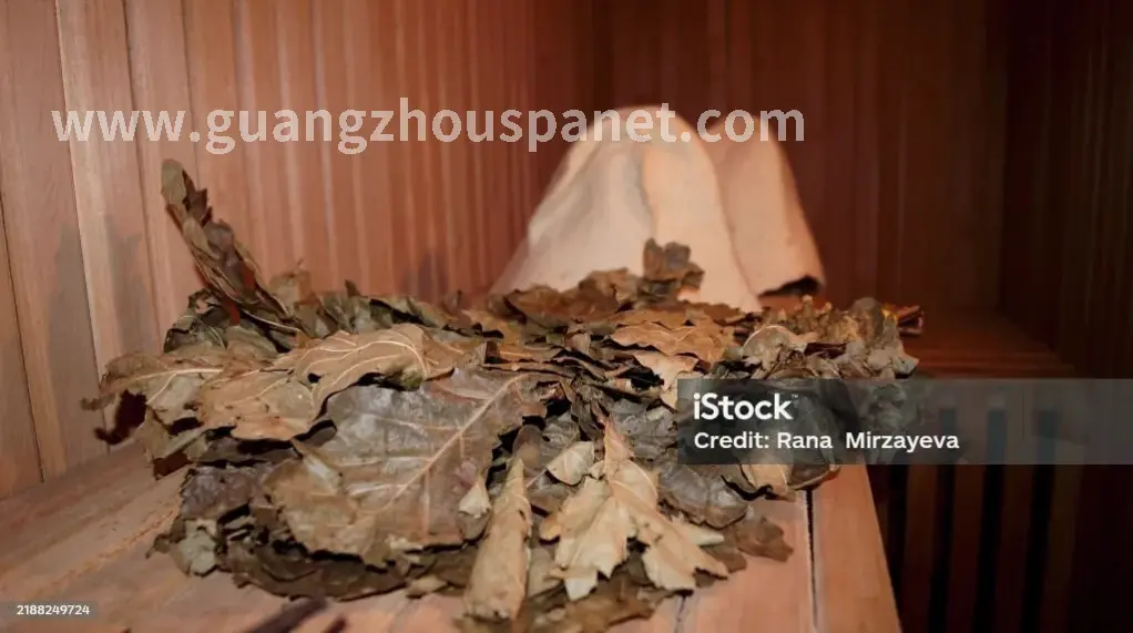 人们在桑拿房享受高温蒸汽