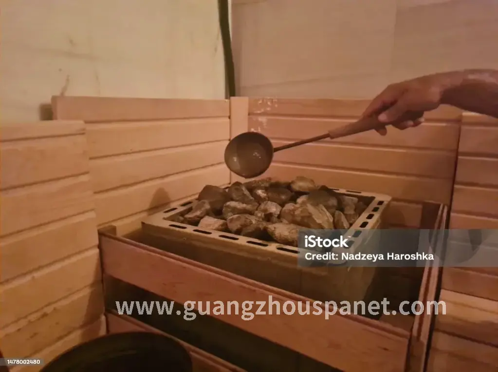 按摩师正在进行穴位按摩