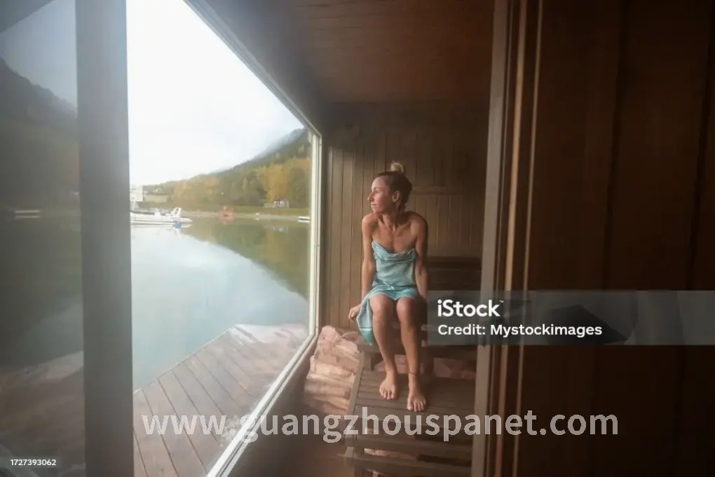 在泥浴中享受放松