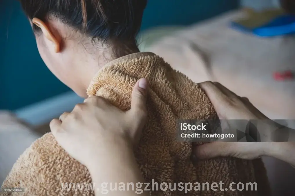 养生大师为客户按摩