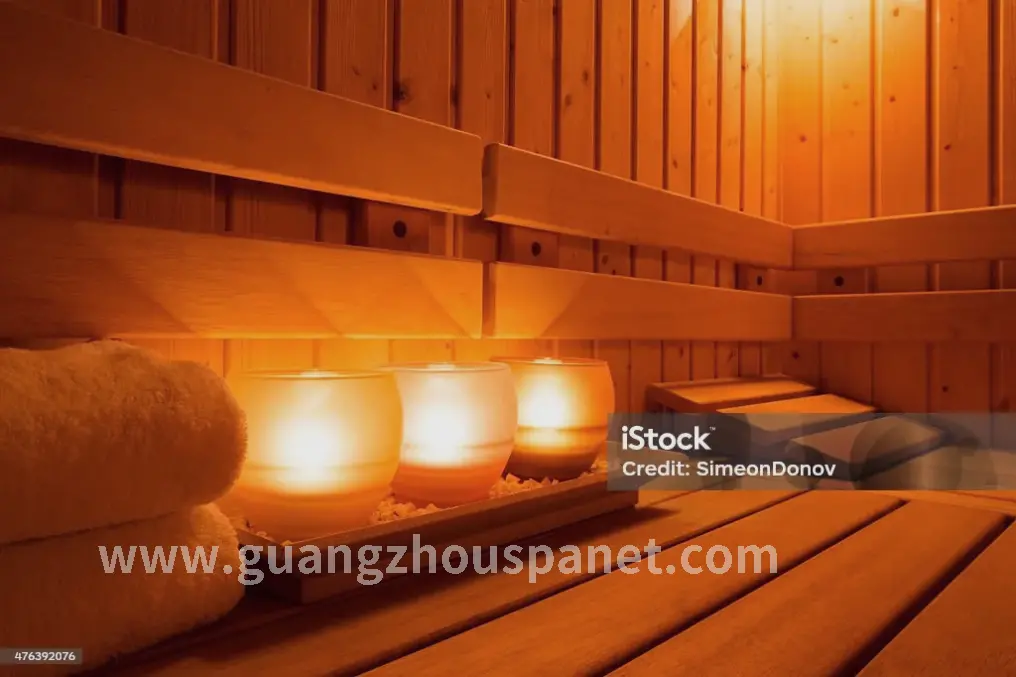 人们在桑拿房放松